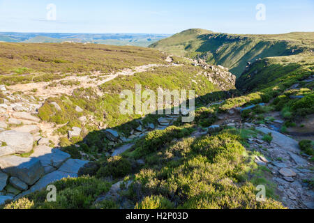 Südlichen Rand des Kinder Scout im Sommer, mit Grindsbrook Clough und Grindslow Knoll in der Ferne, Derbyshire, Peak District, England, Großbritannien Stockfoto