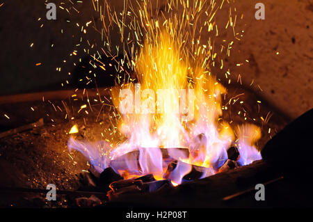 Schmieden Sie Feuer für die Erstellung Eisenwerkzeuge verwendet. Stockfoto