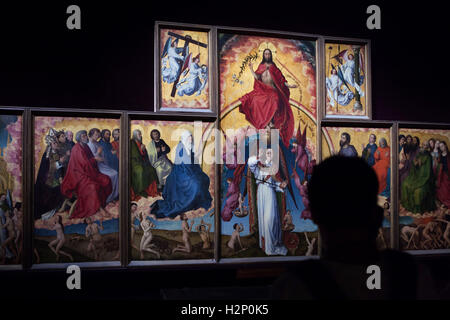 Besucher schaut auf das jüngste Gericht Altarbild von Rogier van der Weyden im Museum Hotel-Dieu in Beaune, Burgund, Frankreich. Stockfoto