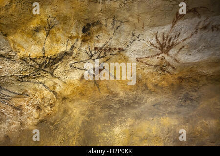 Fries mit Schwimmen Hirsch. Nachbildung der Altsteinzeit Höhle Gemälde aus der Höhle von Lascaux in der Aquitaine-Museum (Musée d ' Aquitaine) angezeigt in Bordeaux, Frankreich. Die Höhle von Lascaux in der Nähe von Montignac in der Dordogne Abteilung, Südwest-Frankreich ist berühmt für ihre Höhlenmalereien. Stockfoto