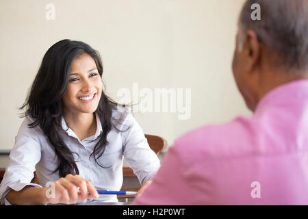 Closeup Portrait, Termin mit Büroleiter, Vorstellungsgespräch, Einstellung, isoliert im Innenbereich Office-Hintergrund. Immer, das erste Stockfoto