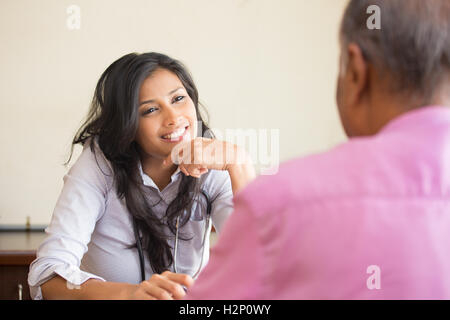 Closeup Portrait, Patienten sprechen gute Nachrichten Gespräch zur Gesundheitsversorgung professionell, isoliert im Innenbereich background Stockfoto