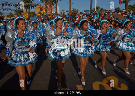 Caporales Tanzgruppe im Carnaval Andino Con la Fuerza del Sol Stockfoto