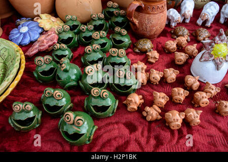 Verschiedene kleine Figuren aus gebranntem Ton zum Verkauf ausgesetzt. Stockfoto