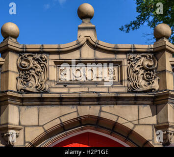 Eine reich verzierte Sandstein key-Stein in einem Gebäude Eingang Knutsford Bibliothek, Cheshire, UK mit dem Bau Datum von 1904. Stockfoto