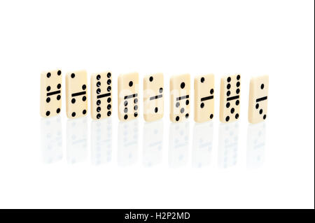 einige Domino-Steinen auf weißem Hintergrund Stockfoto