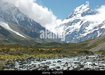 Wolken fegen rund um den schneebedeckten Gipfel des Mount Cook (Aoraki), Neuseelands höchsten Berg. Stockfoto