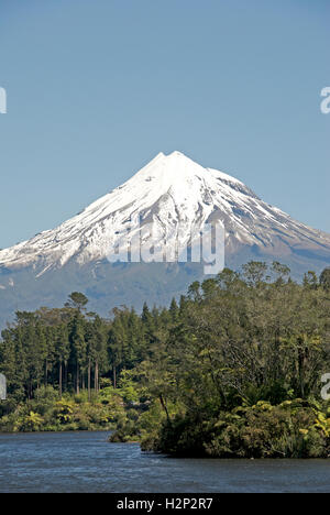 Mount Taranaki und seine Schnee begrenzt Spitze von See Mangamahoe betrachtet. Stockfoto