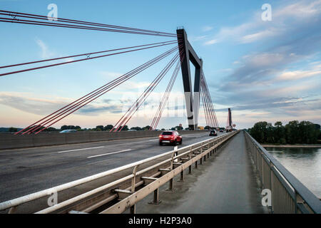 Beruflichen Verkehr auf der Autobahnbrücke in der Nähe von Düsseldorf. Stockfoto