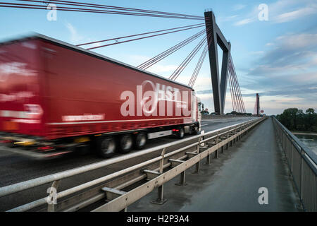 Beruflichen Verkehr auf der Autobahnbrücke in der Nähe von Düsseldorf. Stockfoto