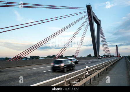 Beruflichen Verkehr auf der Autobahnbrücke in der Nähe von Düsseldorf. Stockfoto