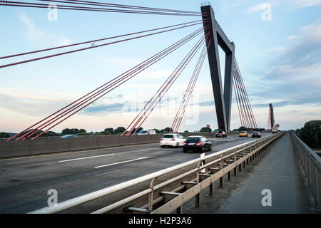 Beruflichen Verkehr auf der Autobahnbrücke in der Nähe von Düsseldorf. Stockfoto