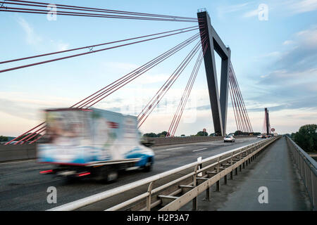 Beruflichen Verkehr auf der Autobahnbrücke in der Nähe von Düsseldorf. Stockfoto