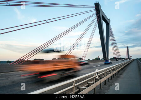 Beruflichen Verkehr auf der Autobahnbrücke in der Nähe von Düsseldorf. Stockfoto