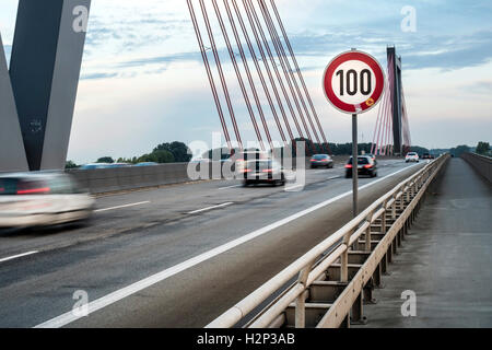 Geschwindigkeit Begrenzung 100 km/h auf der Autobahnbrücke in der Nähe von Düsseldorf Stockfoto