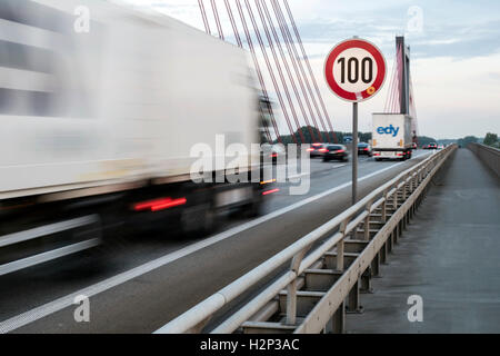 Geschwindigkeit Begrenzung 100 km/h auf der Autobahnbrücke in der Nähe von Düsseldorf Stockfoto