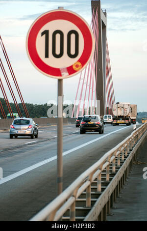 Geschwindigkeit Begrenzung 100 km/h auf der Autobahnbrücke in der Nähe von Düsseldorf Stockfoto