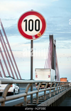 Geschwindigkeit Begrenzung 100 km/h auf der Autobahnbrücke in der Nähe von Düsseldorf Stockfoto