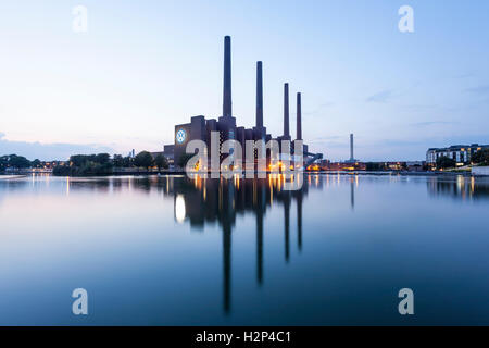 Blick auf die alten Volkswagen Fabrikgebäude in der Dämmerung. Wolfsburg, Deutschland Stockfoto