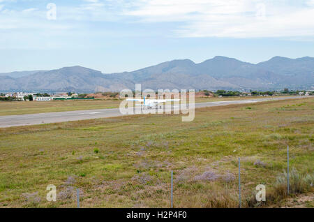 Leichtflugzeuge, Pilatus PC-6/B2-H4 Turbo Porter, ausziehen von Castellón De La Plana Flugplatz mit Fallschirmspringer im Inneren. Stockfoto