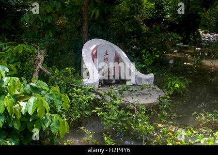 Ein buddhistisches Denkmal Marker liegt in der Nähe von einem Teich am Phnom Pros Tempelanlage in der Provinz Kampong Cham, Kambodscha. Stockfoto