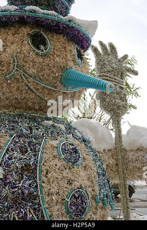 Lustiger Schneemann, aus recycelten Materialien hergestellt. Stockfoto