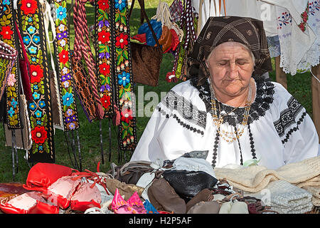 TIMISOARA, Rumänien - 24. September 2016: Alte Rumänin, die traditionelle Produkte auf einer Messe namens,, Fair Handwerker verkauft " Stockfoto