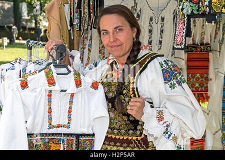 TIMISOARA, Rumänien - 24. September 2016: Rumänin, die traditionelle Kleidung auf einer Messe namens,, Fair Handwerker verkauft "Orga Stockfoto
