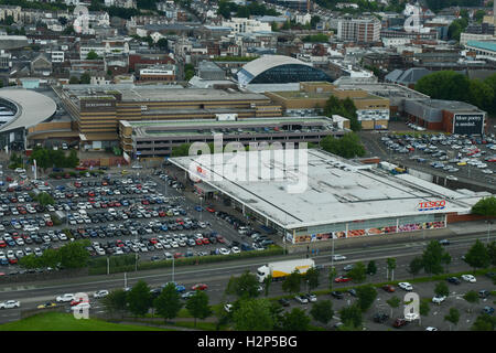 Käufer das Auto geparkt außerhalb Tesco Supermarkt, Großbritanniens größte Supermarktkette in Swansea Stadtzentrum entfernt. Stockfoto
