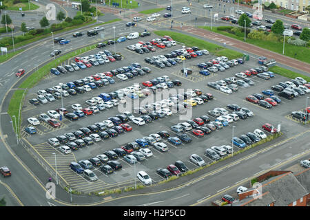 Ein Parkplatz im Vereinigten Königreich voller Autos, mit nur ein paar Plätze für Kunden oder Besucher zu verwenden. Stockfoto