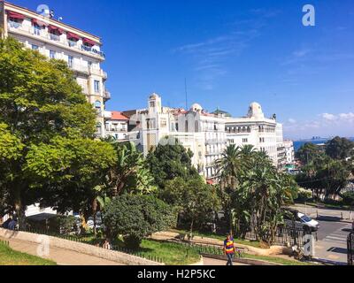 Französische Kolonialbauten in Algier Algeria.Buildings werden durch die algerische Regierung renoviert Stockfoto