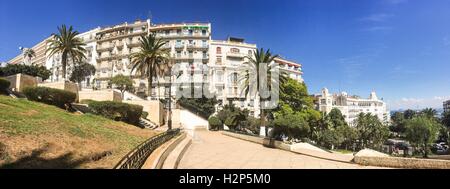 Französische Kolonialbauten in Algier Algeria.Buildings werden durch die algerische Regierung renoviert Stockfoto