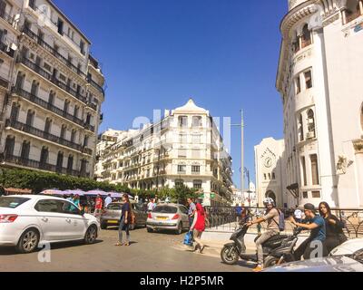 Französische Kolonialbauten in Algier Algeria.Buildings werden durch die algerische Regierung renoviert Stockfoto