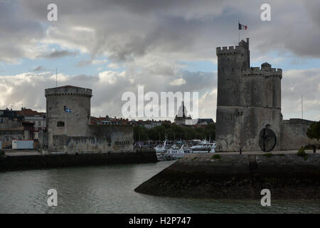 Tour Saint-Nicolas (R) und Tour De La Chaine (L) im alten Hafen (Vieux Port) in La Rochelle, Frankreich. Stockfoto