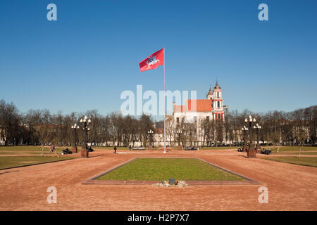 Vilnius, Litauen - 16. März 2015: Bauwerk Platz mit Wappen von Litauen Flagge. Stockfoto