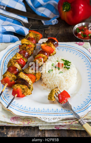 Gegrilltes Fleisch Kebab, pikante Chorizo und Paprika am Spieß Stockfoto