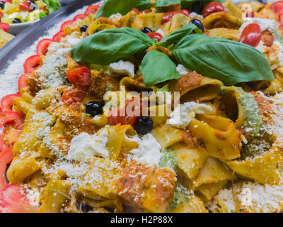 Nahaufnahme bei italienischer Pasta-Mahlzeit mit Basilikum an der Spitze Stockfoto