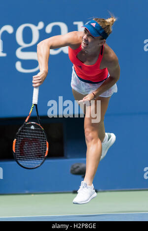 Simona Halep (ROU) im Wettbewerb bei den US Open 2016 Stockfoto