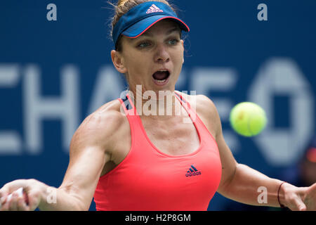 Simona Halep (ROU) im Wettbewerb bei den US Open 2016 Stockfoto