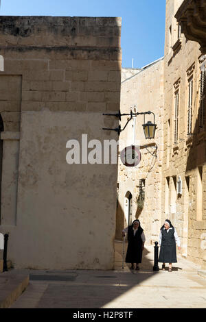 Zwei Nonnen, ein Spaziergang in Mdina, Malta Stockfoto