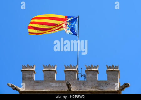 Valencia-Flagge am alten Turm Stockfoto