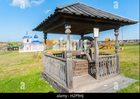 Alte hölzerne Wasser gut im Dorf Stockfoto