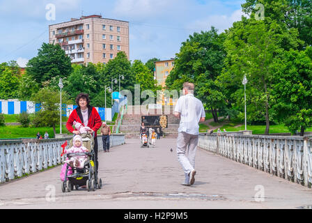 Fußgängerbrücke über Nischni Teich. Kaliningrad Stockfoto