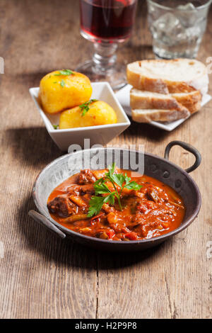 Ungarisches Gulasch in einem Topf Stockfoto