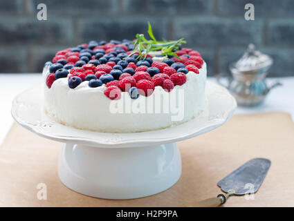 Käsekuchen, Creme Mousse Torte mit frischen Beeren Stockfoto