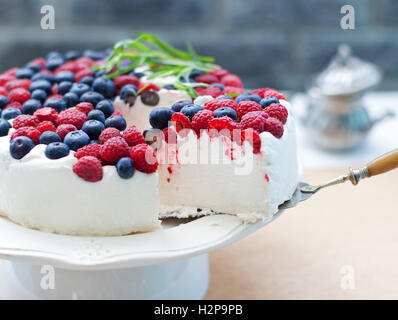 Käsekuchen, Creme Mousse Torte mit frischen Beeren Stockfoto