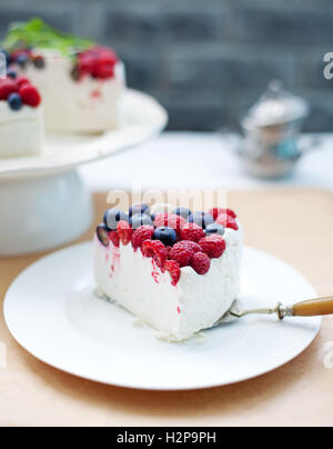 Käsekuchen, Creme Mousse Torte mit frischen Beeren Stockfoto