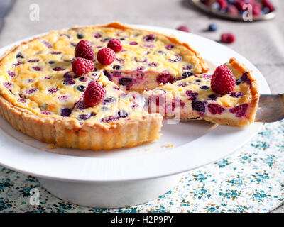 Himbeeren, Heidelbeeren und weiße Schokolade-Torte Stockfoto