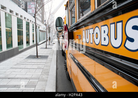 Close-up Seite der Busse Warteschlange geparkt auf städtische Straße Bauten Hintergrund, Montréal, Quebec, Kanada Stockfoto