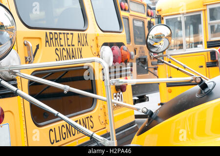 Nahaufnahme Detail der vorgestellten Runde Rückseite des Busses abgestellt auf städtische Straße Bauten Hintergrund, Montréal, Quebec, Kanada Stockfoto